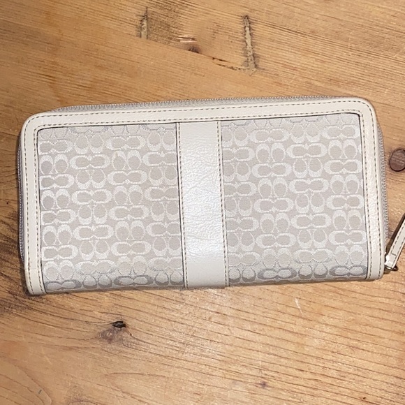 NWOT COACH accordion Wallet White C signature zip - Picture 8 of 10